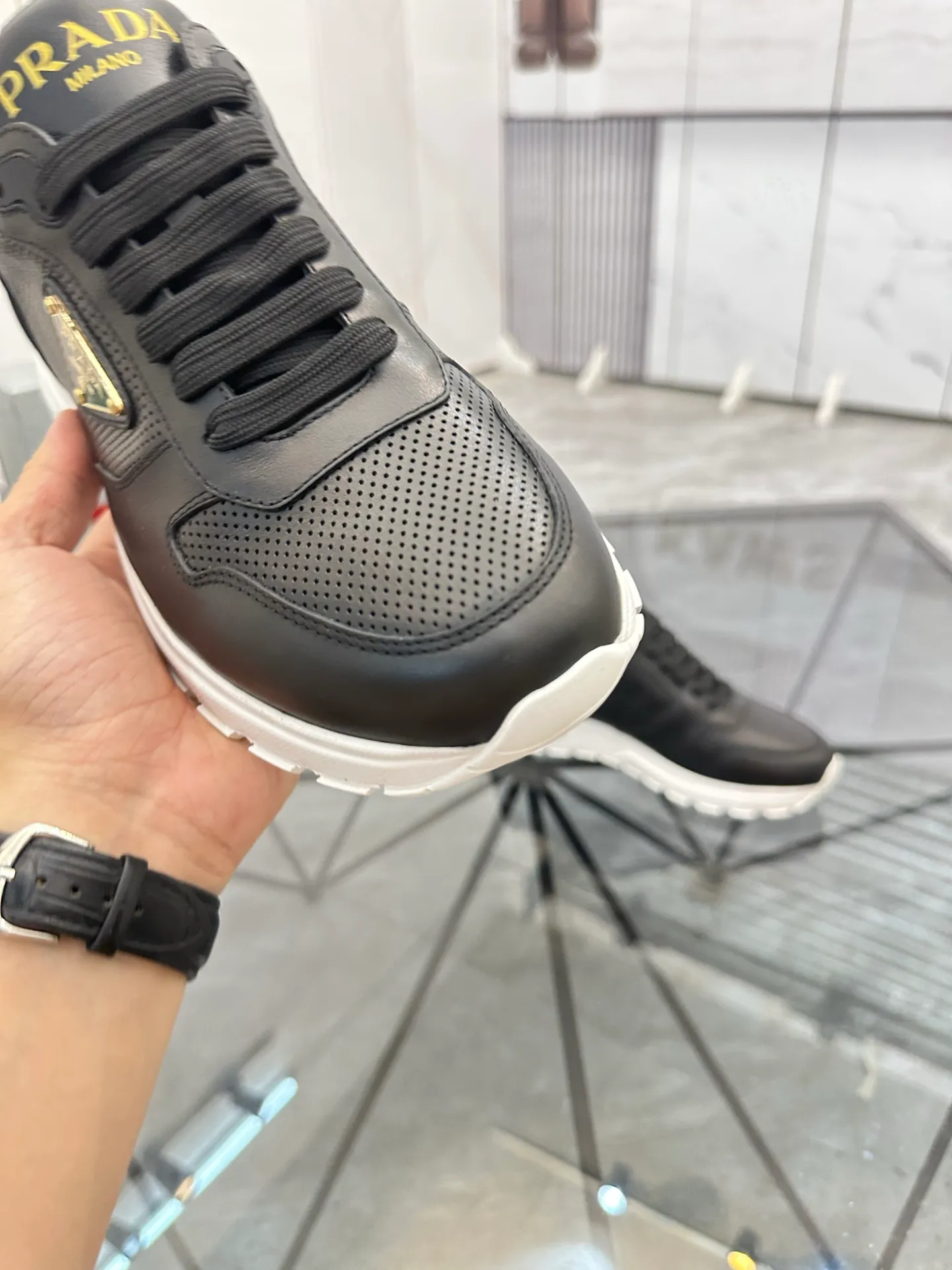 Men's shoes: 💰P580¥ High-end top quality Product trademark: Prada *"Prada*" low-top casual shoes Regular size: 38-45 (can be customized to 46) Product materials: imported first-layer cowhide for the upper, cowhide lining, cowhide feet, original outsole. Number: 832